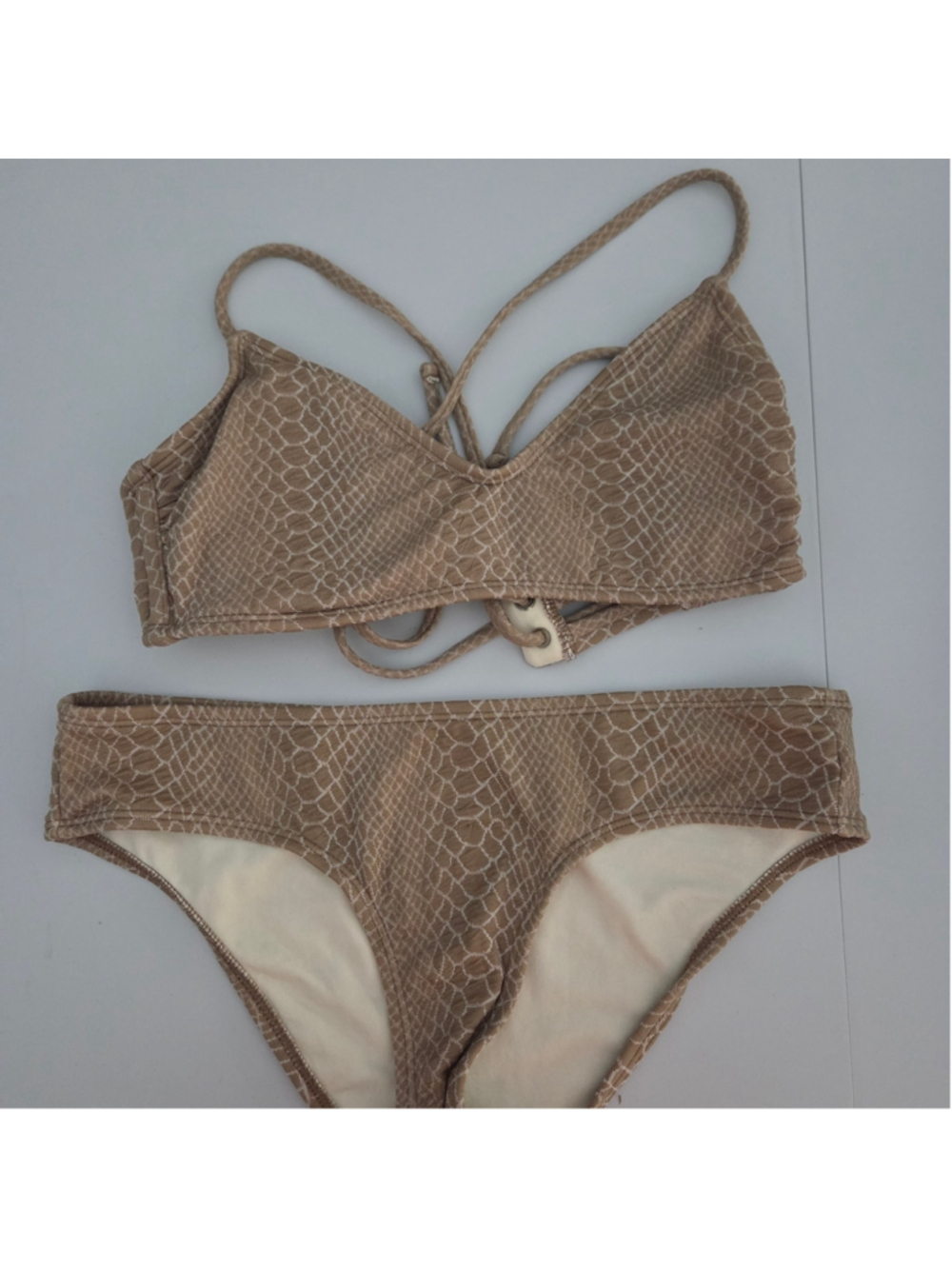 Hula Honey White Tag with Beige Patterned Fabric